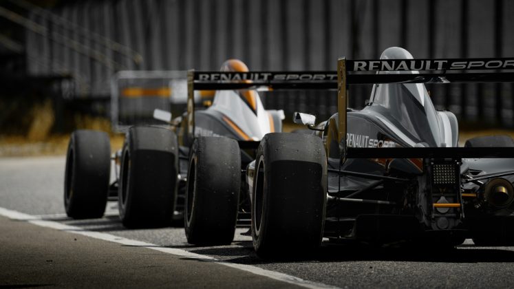 Senna aparece logo em seguida, com menção especial à sua rivalidade com Alain Prost e seus momentos memoráveis nas pistas (Foto: Unsplash)