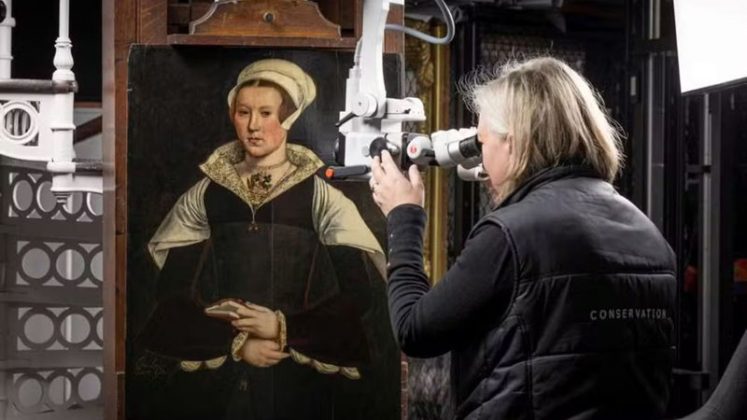 Com traços refinados e sinais de restaurações ao longo dos anos, o quadro passou a ser analisado por especialistas da English Heritage em colaboração com o Instituto Courtauld de Arte, e tem gerado intenso debate sobre sua verdadeira origem (Foto: X)