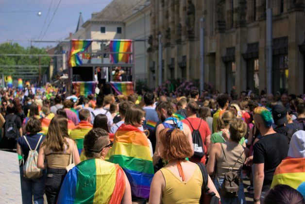 Apresentada pelo partido governista Fidesz, a proposta prevê a imposição de multas a organizadores e participantes do evento, que ocorre há mais de 30 anos em Budapeste (Foto: Unsplash)