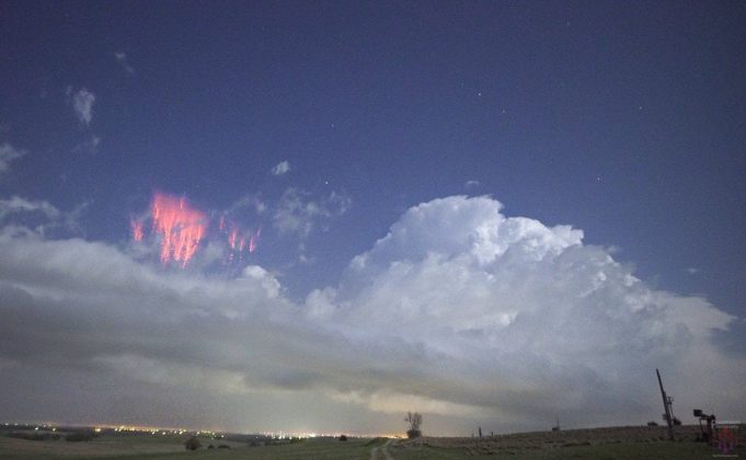 O fenômeno registrado em 2022 não só impressionou pela beleza, como também entrou para a história: foram capturados 105 sprites em um único evento — o maior número já observado na região do sul da Ásia (Foto: X)