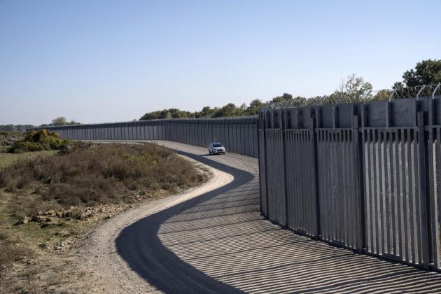 Segundo Sezer, o muro é parte de um plano mais amplo de segurança e, no futuro, a barreira poderá se estender ao longo dos 200 quilômetros da fronteira terrestre entre Turquia e Grécia (Foto: X)