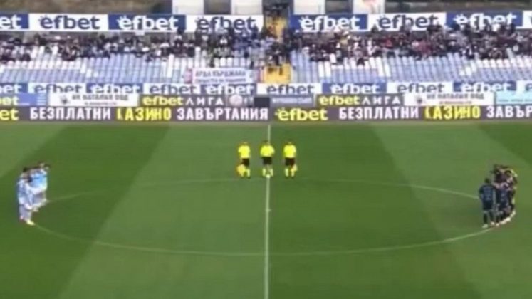 Uma cena inusitada marcou a rodada do Campeonato Búlgaro no último domingo (Foto: X)