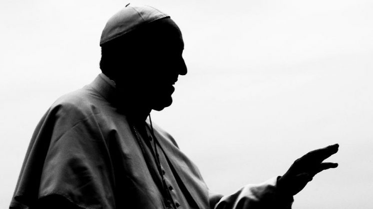 No centro do poder e cercado por religiosos do mundo todo, ele descobre segredos que ameaçam estremecer os pilares da instituição milenar (Foto: X)