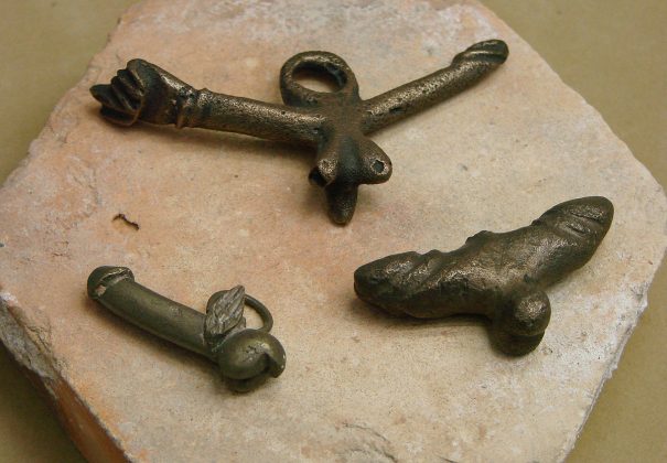 Medindo menos de 2,5 centímetros, o objeto foi esculpido em azeviche — uma pedra negra e brilhante muito valorizada na Antiguidade (Foto: X)