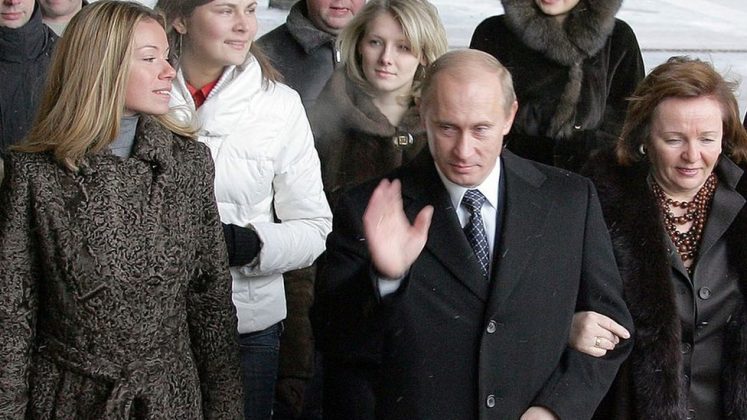 As imagens, reproduzidas por veículos como The Sun e Daily Mail, também reforçam a semelhança física entre Ivan e Putin na infância (Foto: X)