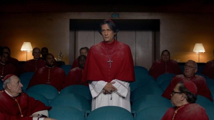 A partir daí, o espectador é guiado por uma trama de alianças e estratégias entre cardeais que disputam silenciosamente o cargo mais alto da Igreja (Foto: X)