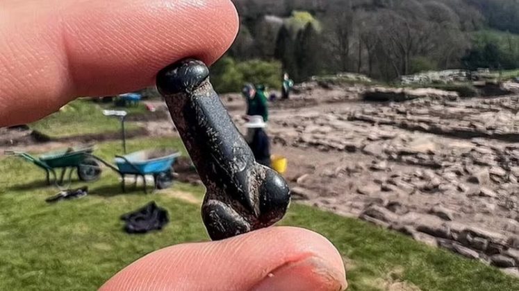 Uma nova descoberta em um antigo assentamento romano no norte da Inglaterra está chamando atenção pelo simbolismo inusitado: um pequeno pingente em formato fálico, possivelmente usado por soldados como amuleto de proteção (Foto: X)