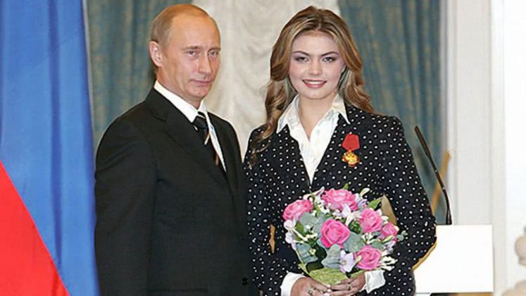 Em uma rara menção pública à paternidade, Putin comentou em uma transmissão ao vivo, há cerca de cinco meses, que costuma assistir a filmes de contos de fadas “com meus pequenos” — declaração que foi interpretada como uma referência às crianças com a ex-ginasta (Foto: X)