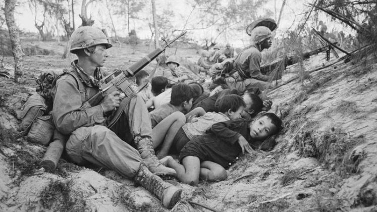 Cinco décadas após o fim da Guerra do Vietnã, antigos bebês retirados do país em meio ao caos do conflito voltam agora ao lugar de origem tentando encontrar um pedaço da própria história: as mães biológicas que deixaram para trás (Foto: X)