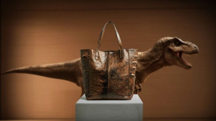 Uma proposta inusitada chamou atenção recentemente: três empresas anunciaram o desenvolvimento de um couro de laboratório inspirado no Tyrannosaurus rex (Foto: X)