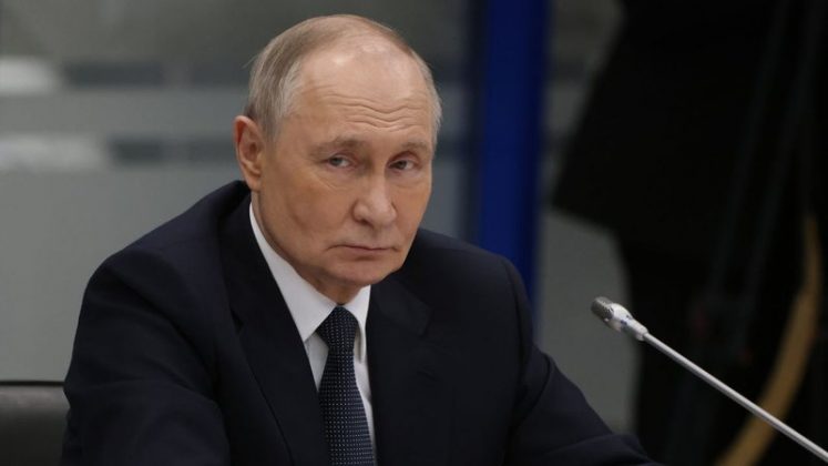 Pela primeira vez, imagens atribuídas ao suposto filho mais velho de Vladimir Putin começaram a circular em redes sociais, provocando um novo burburinho sobre a vida pessoal do presidente russo (Foto: X)
