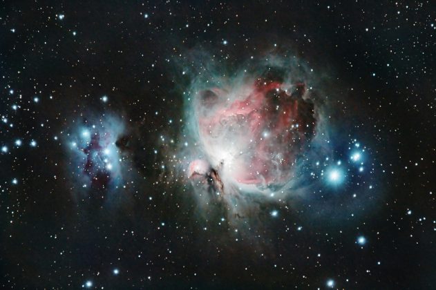 Nesse cenário, os objetos do espaço seriam atraídos uns aos outros não por uma força mística, mas porque isso facilitaria o "cálculo" do sistema em que estamos inseridos (Foto: Unsplash)