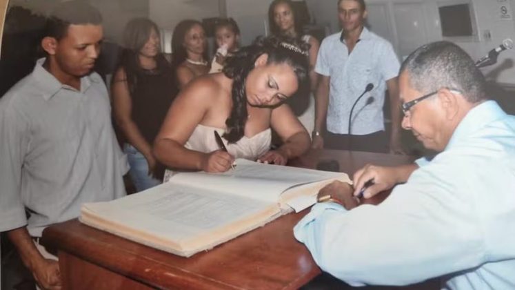 O que parecia ser apenas uma burocracia simples se transformou em um pesadelo para a governanta Fábia Almeida, da Bahia (Foto: X)