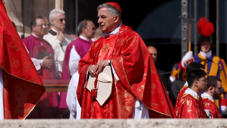 Após insistir em participar da escolha do novo líder da Igreja Católica, o cardeal Giovanni Angelo Becciu recuou e decidiu aceitar a ordem de exclusão imposta pelo Vaticano. (Foto: X)