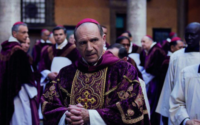 Lançado no Brasil no início do ano, o longa revela detalhes pouco conhecidos do processo que define o próximo líder da Igreja Católica, em uma narrativa que combina fé, tradição e disputas políticas (Foto: X)