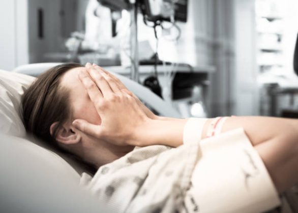 Risco de depressão pós-parto é maior devido alterações cerebrais (Foto: iStock)