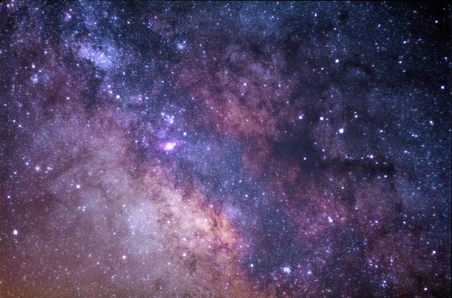 Em suas palavras, o universo age como um imenso computador, buscando reduzir a complexidade dos dados que armazena. (Foto: Unsplash)