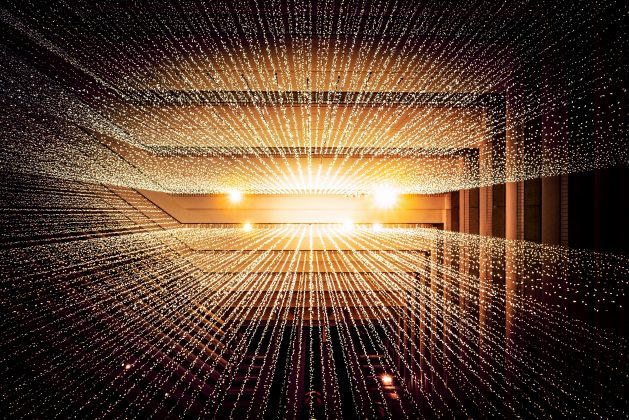 Ele sustenta que partículas fundamentais carregam dados sobre si mesmas e que até os bits, as menores unidades da informação digital, têm peso (Foto: Unsplash)