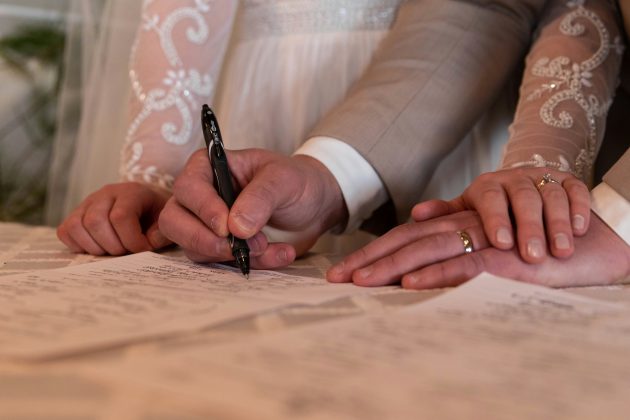 O choque da descoberta levou a família a investigar o erro, que teria sido provocado por uma falha no momento da digitalização ou digitação dos dados no cartório da cidade de Biritinga, onde o casamento havia sido celebrado (Foto: Unsplash)
