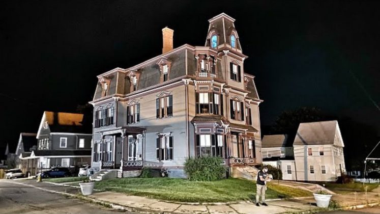 Em Gardner, no estado norte-americano de Massachusetts, um casarão vitoriano do século XIX está à venda por US$ 1,2 milhão, valor equivalente a mais de R$ 6 milhões. (Foto: X)