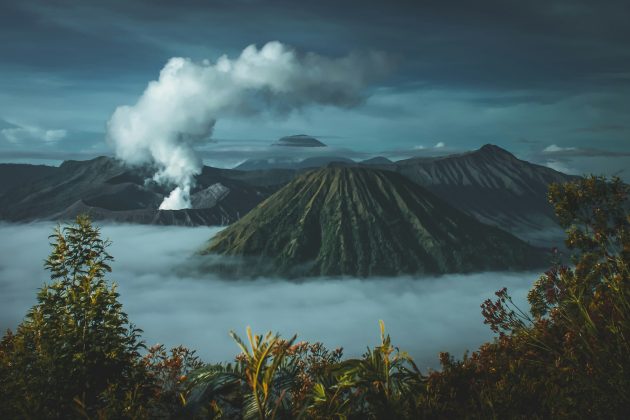 Esses indícios levaram à suspeita de que uma nova erupção poderia estar sendo preparada por um reservatório subterrâneo de magma (Foto: Unsplash)
