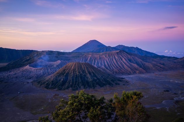 O solo ao redor da montanha, monitorado desde os anos 1990 por satélites e sensores de GPS, vem sofrendo uma elevação gradual em seu centro, enquanto as bordas afundam — formando um padrão incomum que lembra um sombrero (Foto: Unsplash)