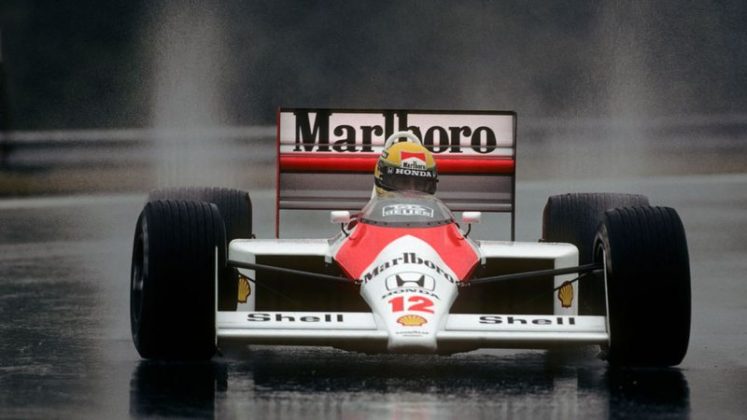 Agora, mais de três décadas depois, o capacete ganha novo significado como relíquia (Foto: X)
