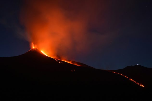 Água salgada e vapores, como o CO₂, estariam se movimentando por essas fissuras, provocando os tremores e alterações no terreno (Foto: Unsplash)
