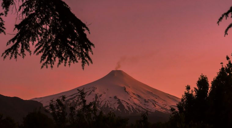 A isso se somam abalos sísmicos e a liberação de dióxido de carbono (Foto: Unsplash)