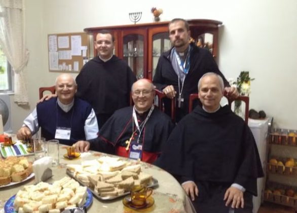 Durante essa segunda passagem, Prevost também esteve em outras comunidades da congregação, como a Fraternidade Agostiniana do Barreiro, além de paróquias e instituições de ensino da capital (Foto: X)