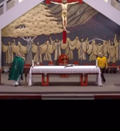 O homem avançou em direção ao altar. (Imagem: reprodução Instagram)