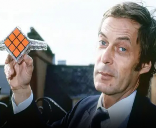 Ernő Rubik levou trinta dias para resolver seu próprio cubo. (Imagem: reprodução Instagram)