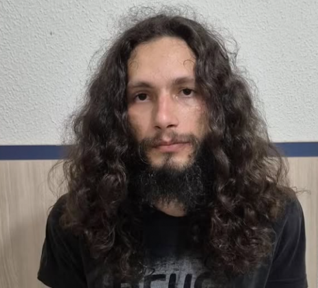 Hallan toca guitarra na igreja. (Imagem: reprodução Instagram)
