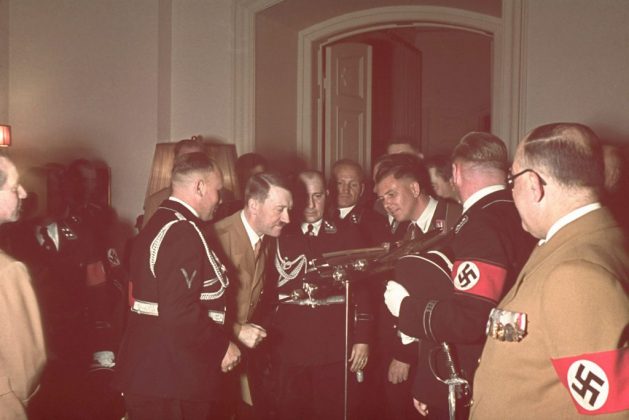Durante o evento, símbolos nazistas foram exibidos abertamente, incluindo uma bandeira com parafernália da SS e uma suástica desenhada em um bolo de aniversário (Foto: X)