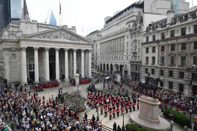 Na terça-feira (6), a rainha Camilla visitará uma exposição com 30 mil papoulas de cerâmica — flor símbolo dos britânicos em memória aos mortos em combate — na Torre de Londres. Piqueniques, festas de rua, exposições e cerimônias religiosas também fazem parte da agenda nacional (Foto: X)
