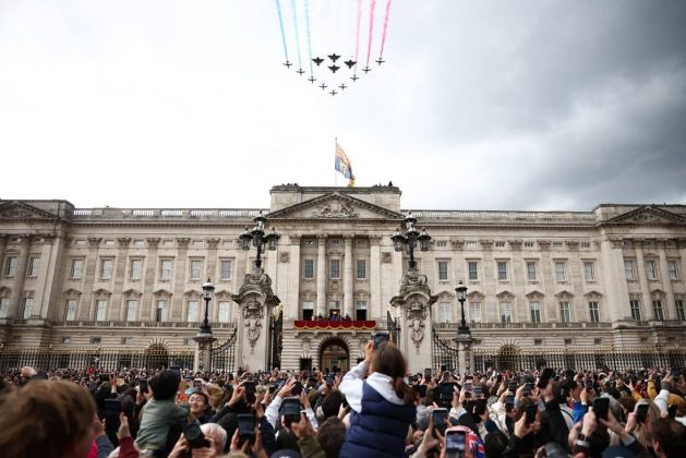 Da sacada do palácio, o rei Charles III — mesmo em tratamento contra o câncer — apareceu ao lado da rainha Camilla e de outros membros da família real para assistir ao desfile e ao sobrevoo de aeronaves (Foto: X)