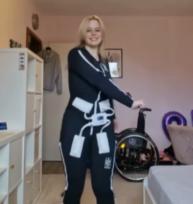 Ela aparece caminhando com um traje especial. (Imagem: reprodução Instagram) Ela aparece caminhando com um traje especial. (Imagem: reprodução Instagram)