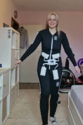 Com o traje, consegue ficar de pé por alguns minutos. (Imagem: reprodução Instagram)