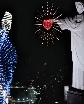 O céu do Rio foi iluminado por drones luminosos. (Imagem: reprodução Instagram/@filmeaparecida)