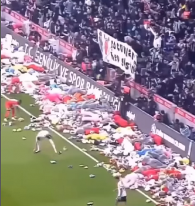 "O campo se cobre com uma verdadeira chuva de bichos de pelúcia." (Imagem: reprodução Instagram)