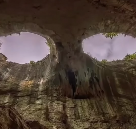 A luz entra de forma dramática pela caverna. (Imagem: reprodução Instagram)