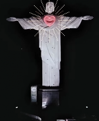 A performance homenageou as mães do Brasil. (Imagem: reprodução Instagram/@filmeaparecida)