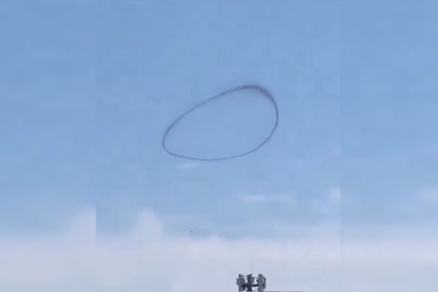 A imagem incomum, com um grande anel preto flutuando no céu claro, despertou teorias que variaram de fenômenos naturais a presença de vida extraterrestre (Foto: X)
