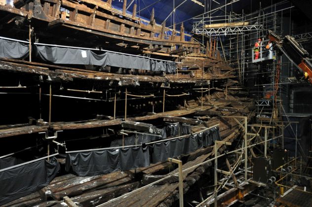 Sem ter disparado sequer um tiro, a embarcação tombou com cerca de 500 homens a bordo — apenas algumas dezenas sobreviveram (Foto: X)