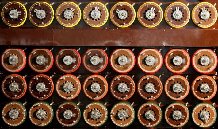 A quebra do código foi um marco histórico liderado por Alan Turing e sua equipe em Bletchley Park, no Reino Unido, e é considerada fundamental para encurtar a guerra em pelo menos dois anos (Foto: X)