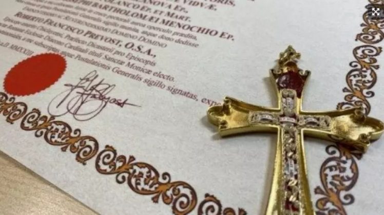 Segundo Sciberras, foi ele quem sugeriu a Prevost que levasse a relíquia ao conclave, como símbolo de fé e proteção espiritual (Foto: X)