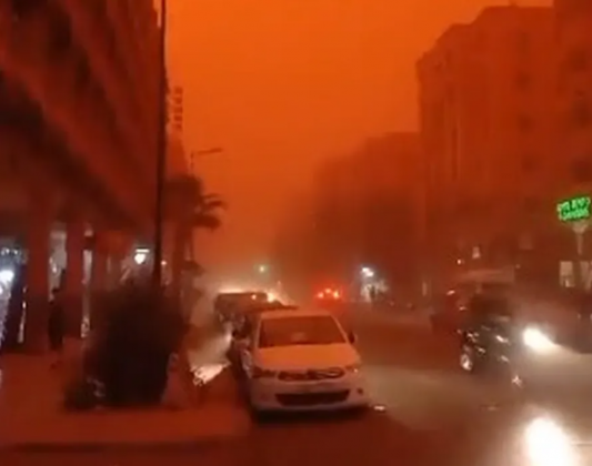 O aumento das temperaturas médias, aliado à expansão das áreas desérticas, está criando um ambiente mais propício para essas tempestades — que não apenas dificultam a locomoção, mas também colocam em risco a saúde respiratória da população (Foto: X)