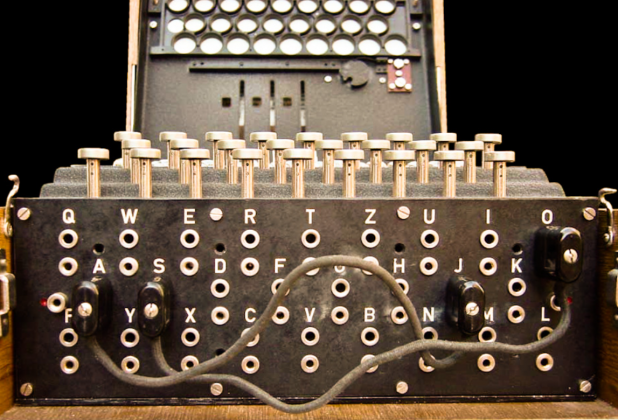 A inteligência artificial, operando com milhares de servidores virtuais, conseguiu decifrar uma mensagem criptografada com Enigma em apenas 13 minutos (Foto: X)