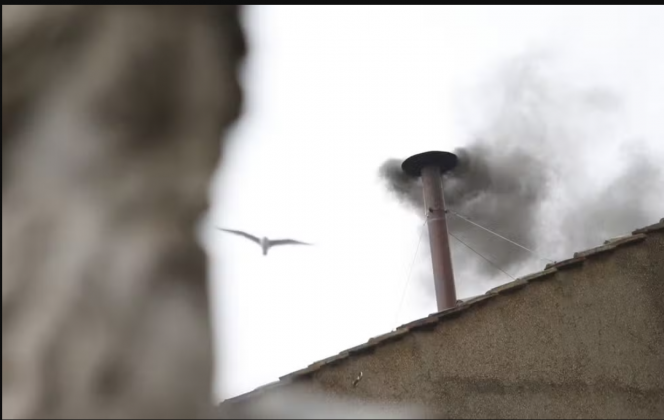 Por volta das 21h (horário local), uma fumaça preta surgiu da chaminé da Capela Sistina, frustrando a expectativa de um resultado imediato no primeiro dia de conclave (Foto: X)