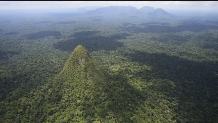 No meio da imensidão verde da Amazônia peruana, uma formação rochosa em forma de pirâmide tem intrigado cientistas e inspirado lendas ancestrais (Foto: X)